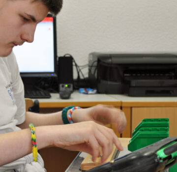 Ein Junge macht eine handwerkliche Übungsaufgabe