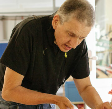 Mitarbeiter mit Fachkraft in einer Werkstatt