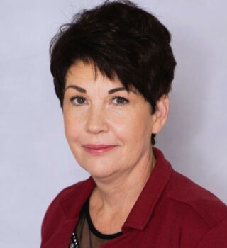 Ellen Wist: Eine Frau mit kurzen schwarzen Haaren.