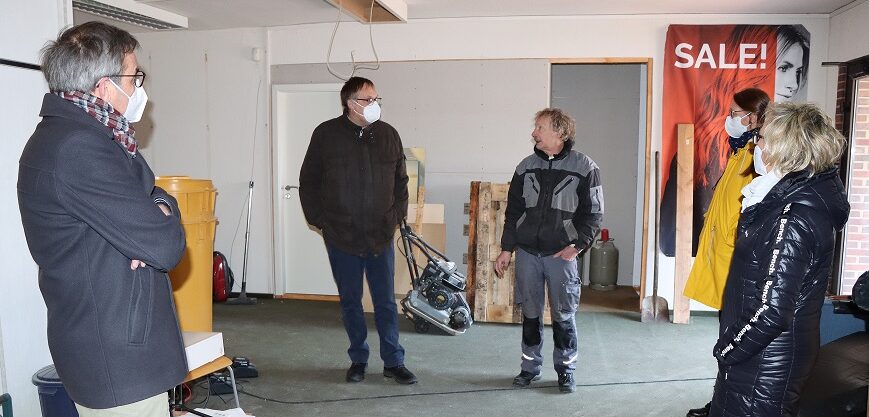 Man sieht GPS Mitarbeiter auf einer Baustelle. Man sieht ein Mann von einer Baufirma.