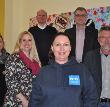 Drei Frauen und drei Männer auf dem Bild. Ehrenamtliche spenden etwas für den Snoozelen Raum.