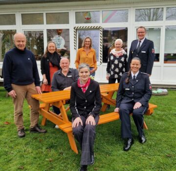 Orange Bänke setzen Zeichen gegen Gewalt