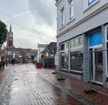 Draußen in der Fußgängerzone und vor dem GPS Laden "Nordseefreundlich" Man sieht noch Bauarbeiten des Ladens.
