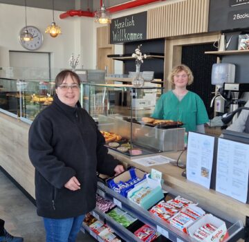 Am Tag der offenen Tür beim BBV Nord und Artec Roffhausen. Man sieht ein Bild drinnen mit dem Einrichtungsleiter von der Artec Roffhausen und Beschäftigte der GPS.