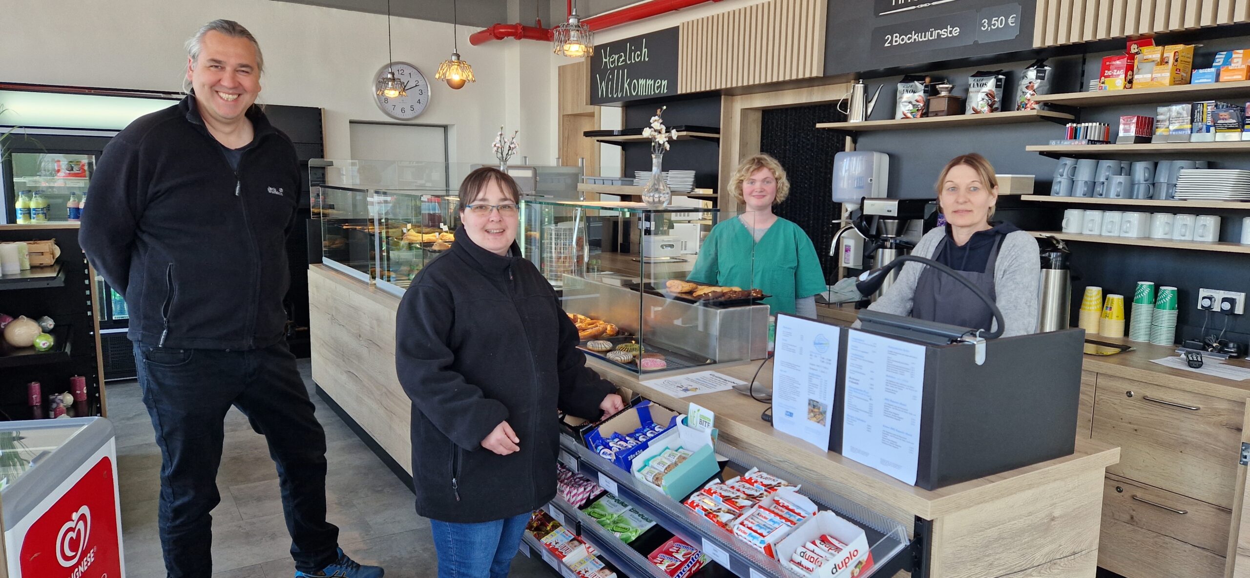 Am Tag der offenen Tür beim BBV Nord und Artec Roffhausen. Man sieht ein Bild drinnen mit dem Einrichtungsleiter von der Artec Roffhausen und Beschäftigte der GPS.