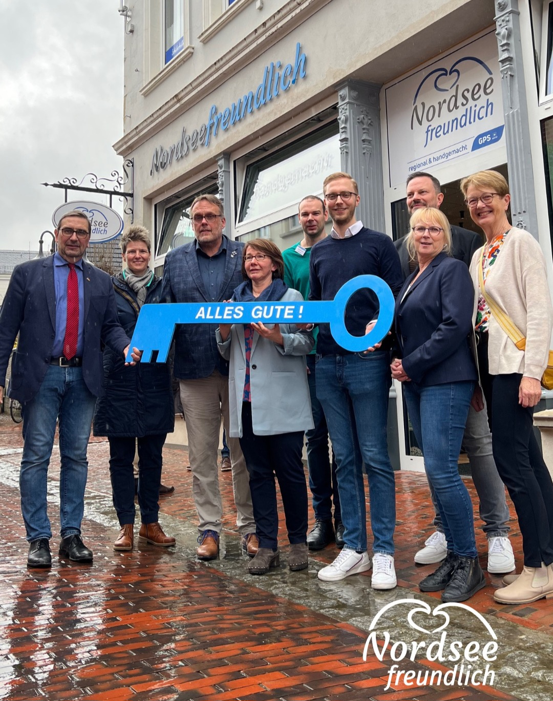 Gruppenfoto zur Eröffnung des GPS Laden Nordseefreundlich in Jever mit dem Geschäftsführer der GPS, GPS Mitarbeiter und Politiker