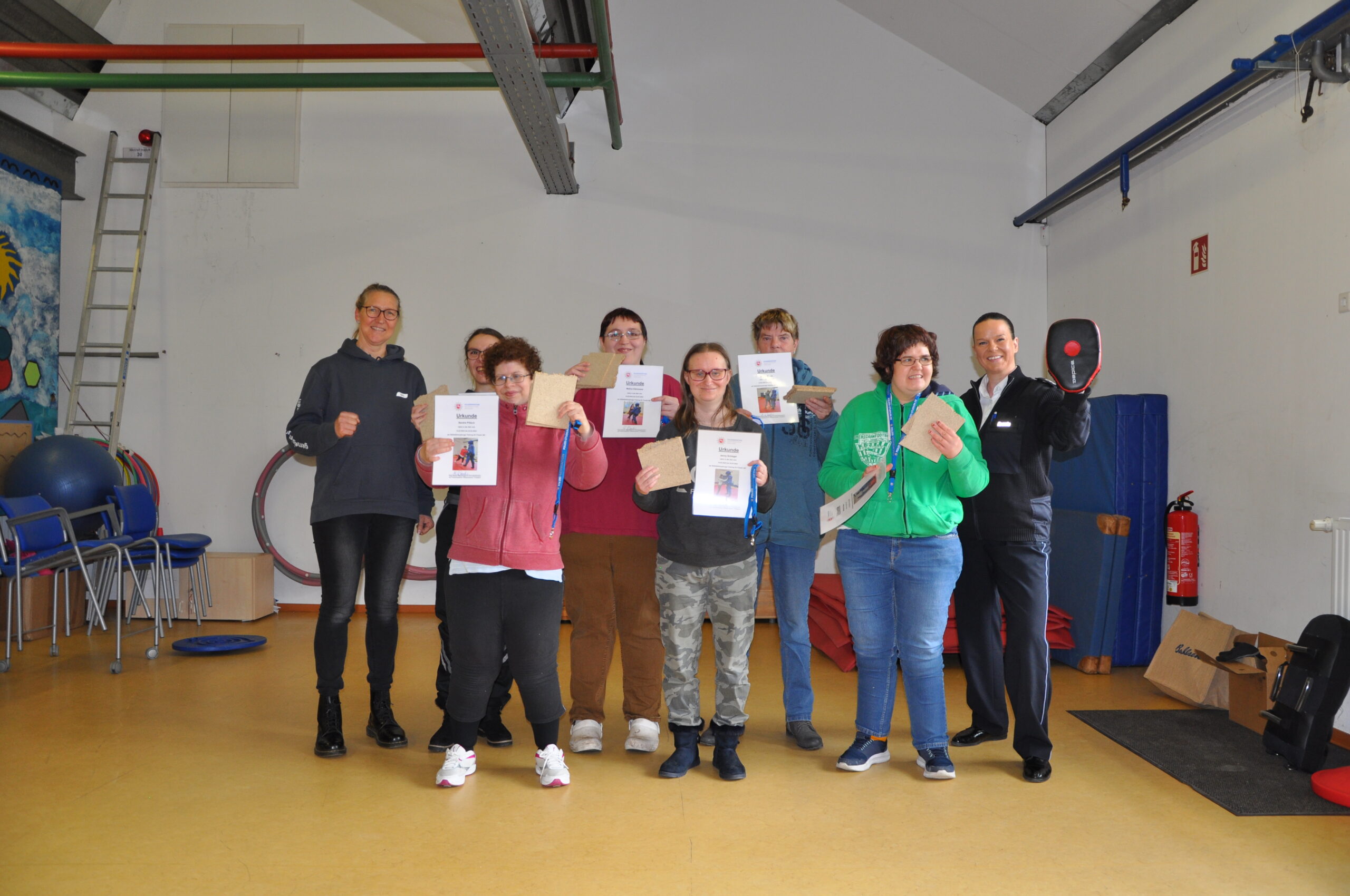 Gruppenfoto mit einer GPS Mitarbeiterin, GPS Beschäftigte und einen Selbstverteidigungslehrerin