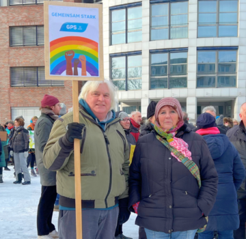 GPS Mitarbeiter und Mitarbeiterinnen mit anderen Besuchern bei einer Demonstration gegen Ausgrenzung und Rechtsradikalismus.