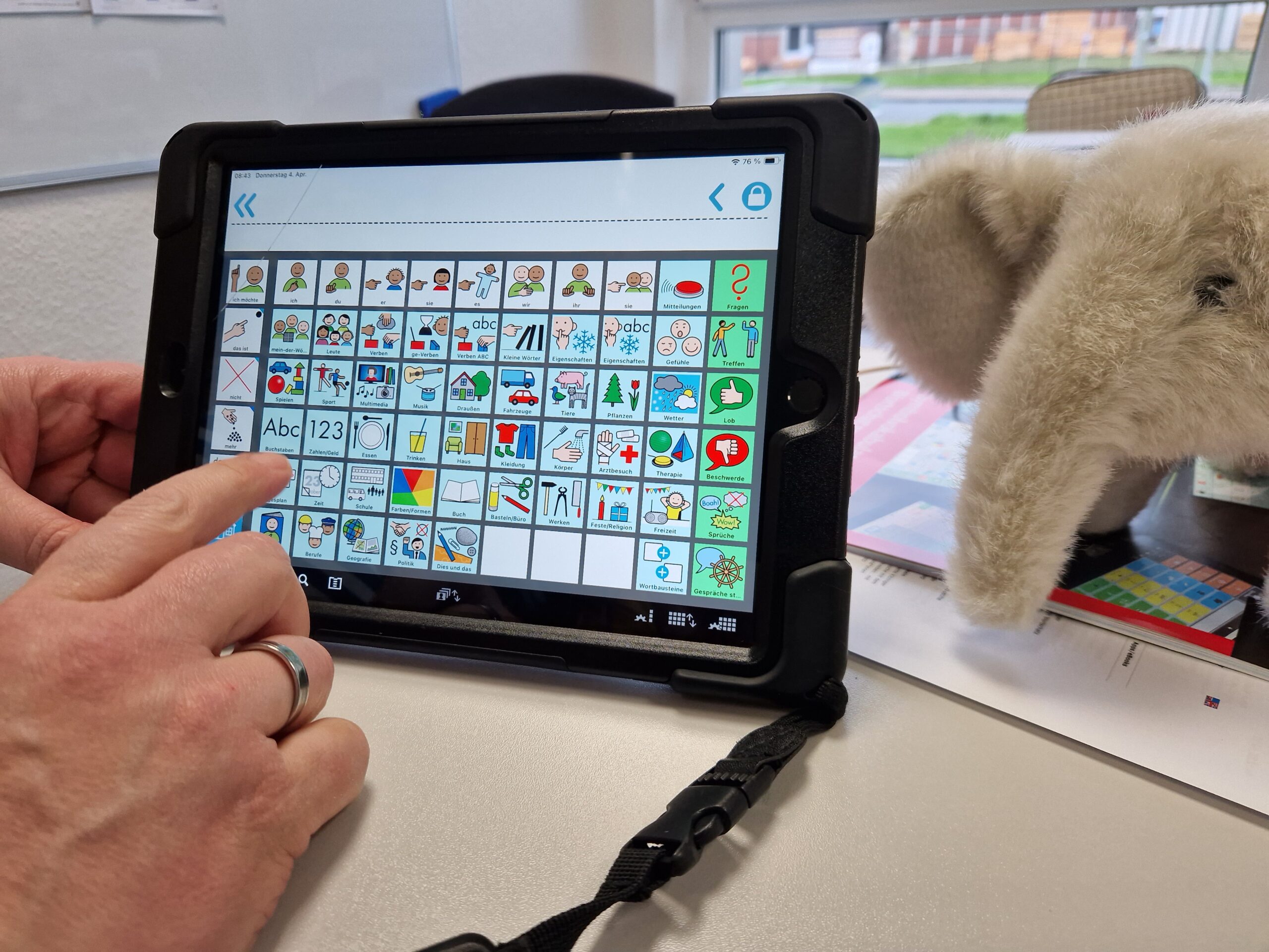 Ein tragbarer Lerncomputer. Man sieht auf dem Bildschirm viele Bilder.