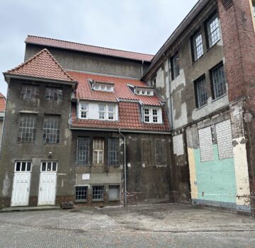 Draußen eine alte GPS Einrichtung. Die Sonne scheint.