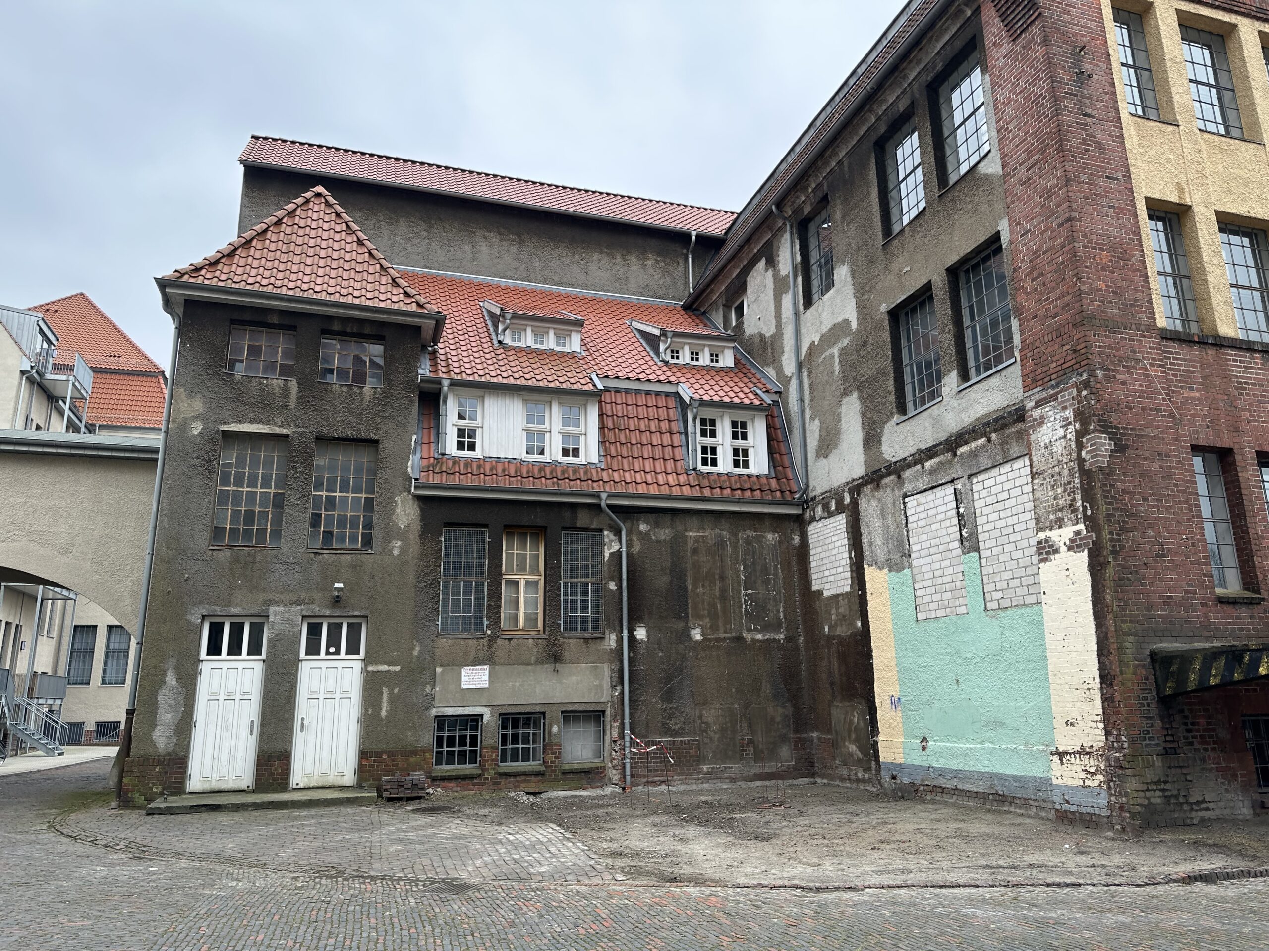 Draußen eine alte GPS Einrichtung. Die Sonne scheint.