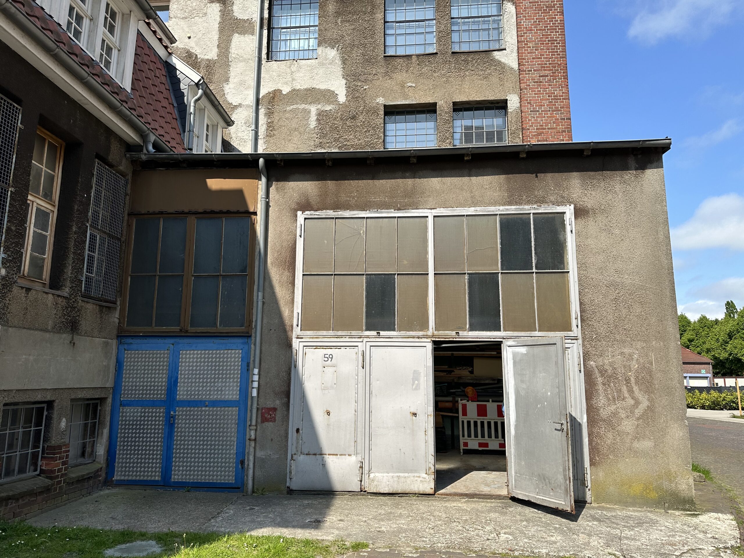 Draußen eine alte GPS Einrichtung. Die Sonne scheint.