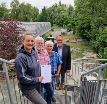 Draußen bei der Werkstatt Wilhelmshaven auf den Notreppen mit dem Geschäftsführer der GPS, Leiterin vom GPS Inklusionssport mit zwei älteren Männern