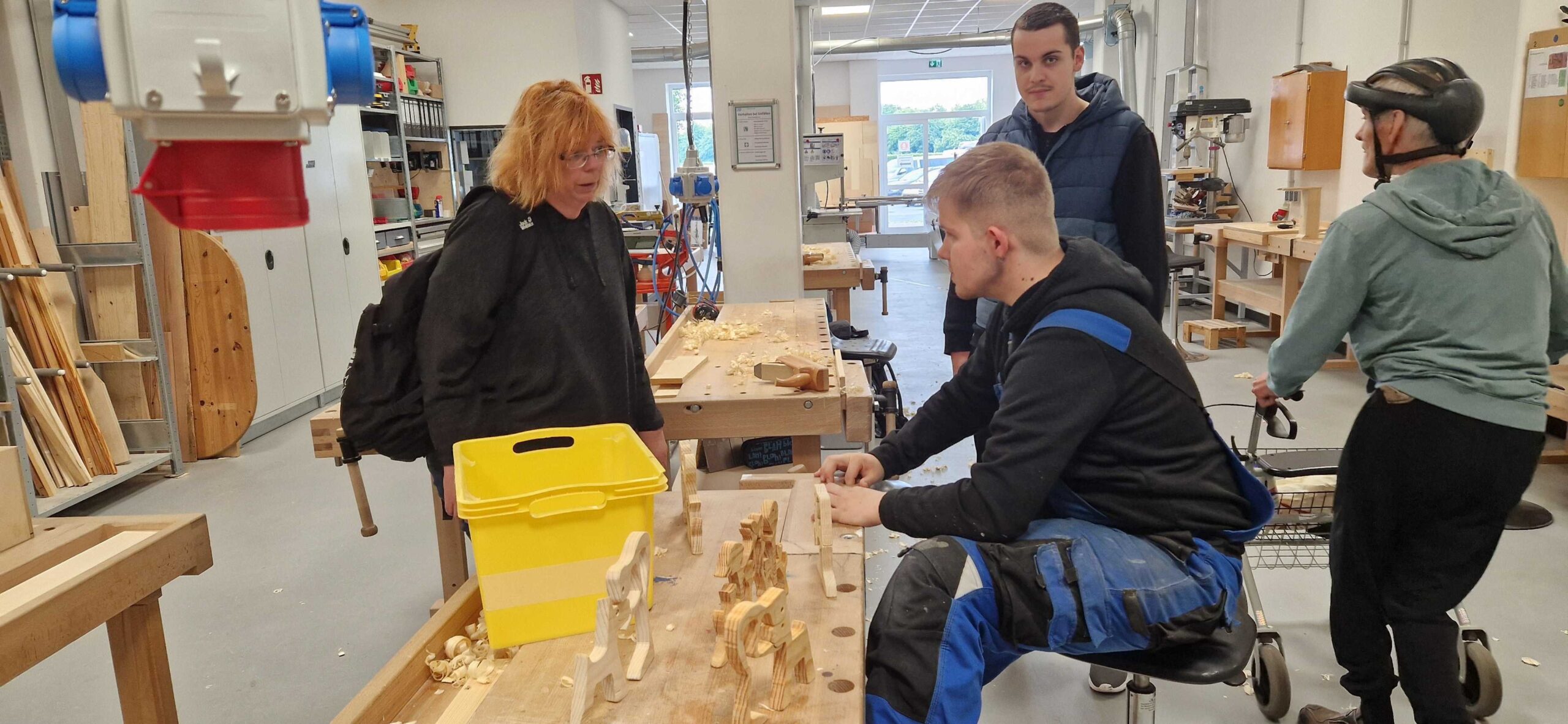 Eine GPS Mitarbeiterin ist zu Besuch im BBV Nord. Man sieht auch drei GPS Beschäftigte.