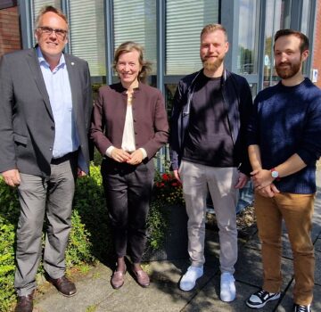 Gruppenfoto vor der GPS Verwaltung mit dem Geschäftsführer der GPS, zwei GPS Mitarbeiter und die Poltikerin Siemtje Möller