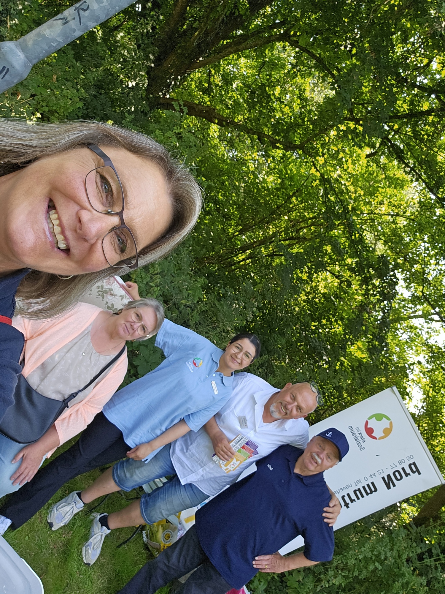 Gruppenfoto draußen mit GPS Mitarbeiter und Mitarbeiterinnen vom Familienzentrum Nord im Sommer