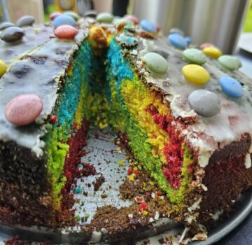 Bunte farbige Torte mit Smarties