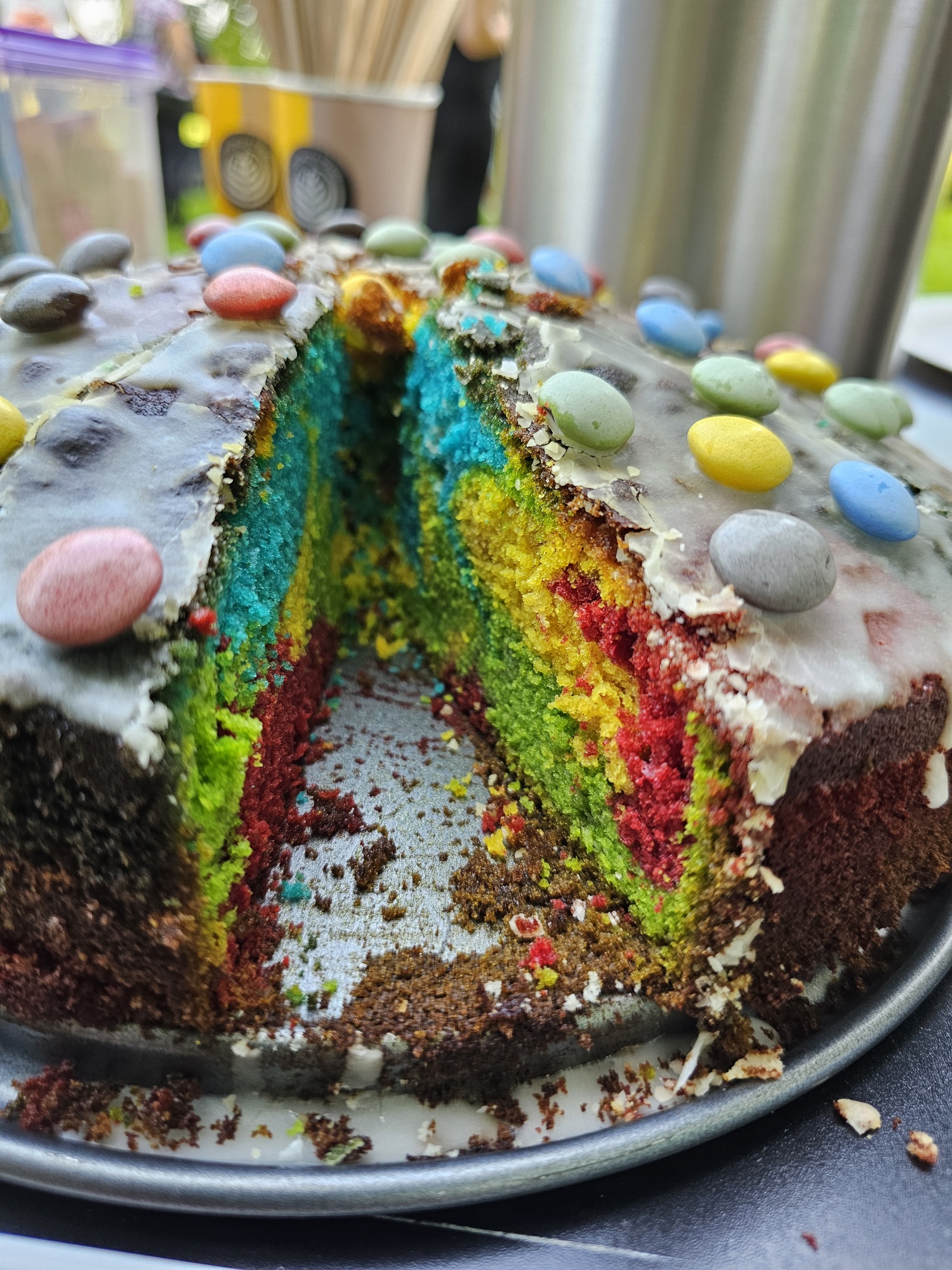 Bunte farbige Torte mit Smarties