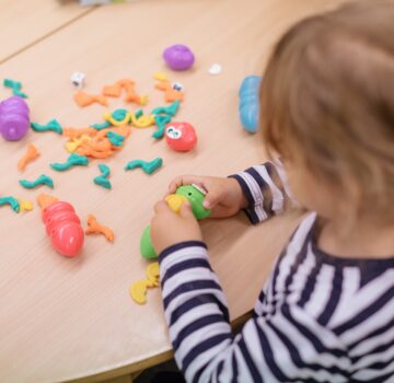 Ein kleines Kind spielt mit Spielzeug