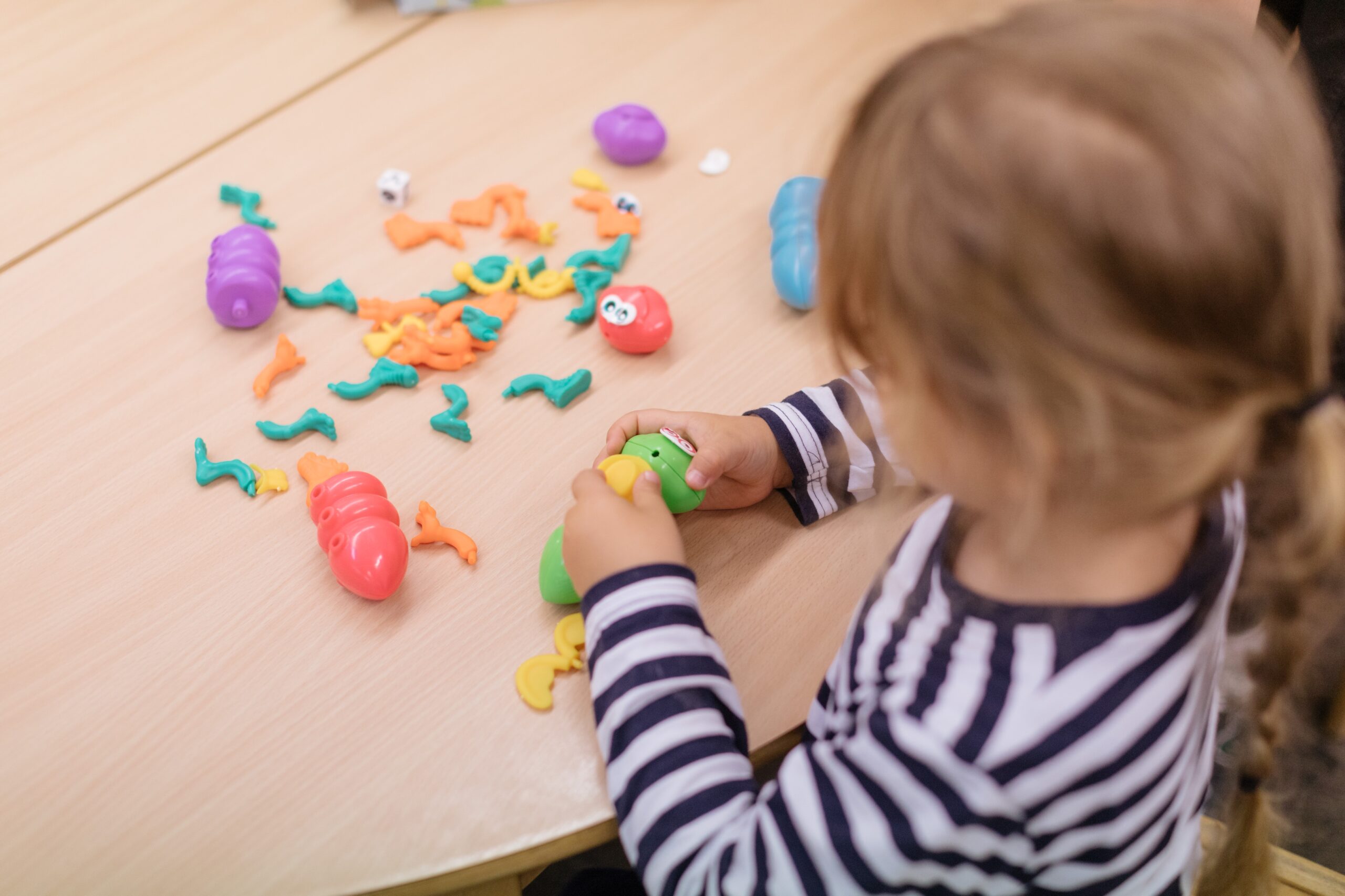 Ein kleines Kind spielt mit Spielzeug