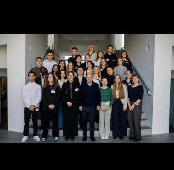 Gruppenfoto mit FSJ'ler und mit dem Bundeskanzler von der Bundesrepublik Deutschland.