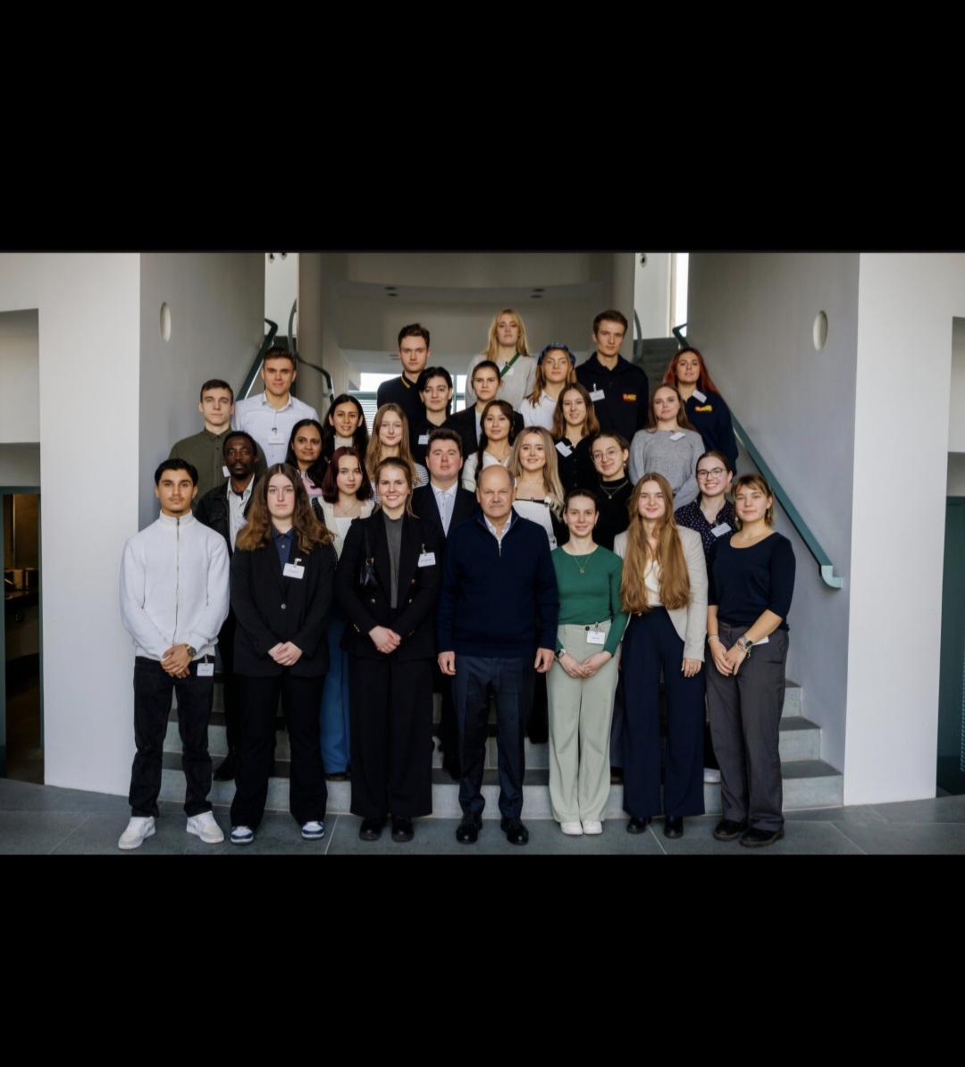 Gruppenfoto mit FSJ'ler und mit dem Bundeskanzler von der Bundesrepublik Deutschland.