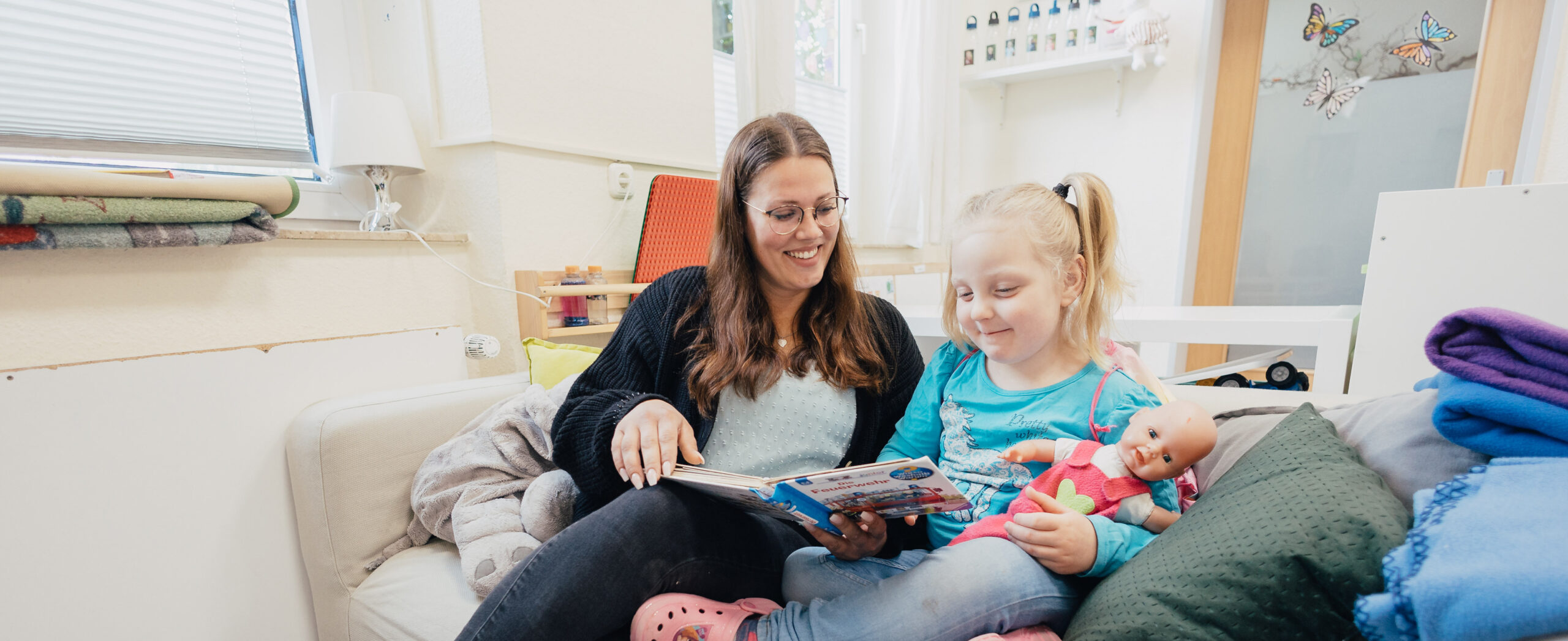 Frau liest Mädchen vor